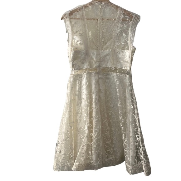 Floral lace peek-a-boo dress - Picture 2 of 4